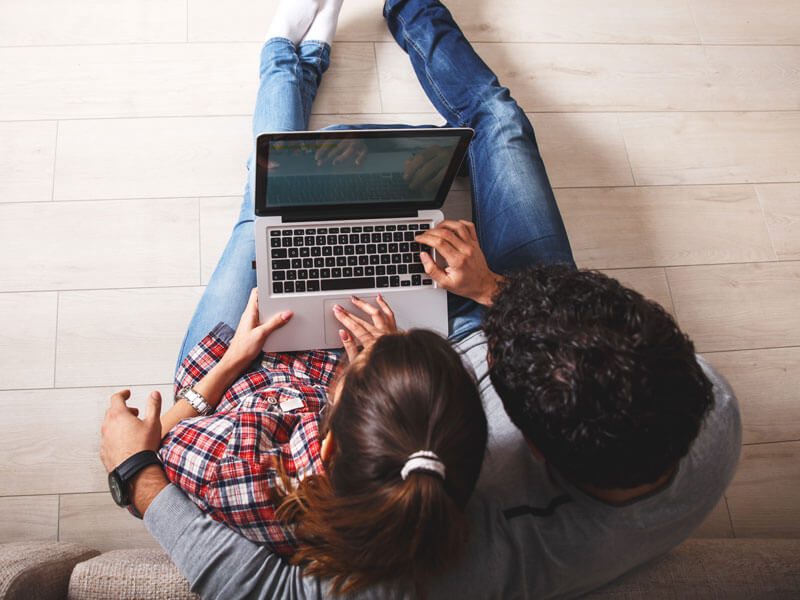 Couple-on-Laptop